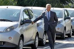Ông Bollore đứng bên cạnh chuỗi xe điện tự phục vụ. (Nguồn: Reuters)