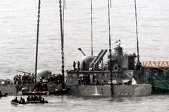 Cần cẩu vớt phần đuôi tàu ngày 15/4. Ảnh minh họa. (Nguồn: AFP/TTXVN)