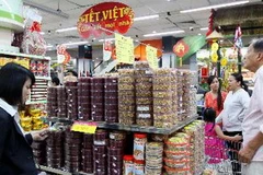 Khách hành chọn sản phẩm hàng Việt Nam tại Siêu thị Co.op Bình Tân. (Ảnh: Thanh Vũ /TTXVN)