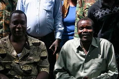 Joseph Kony, lãnh đạo của LRA (bên phải). (Nguồn: Reuters)