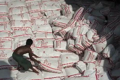 Xếp những bao gạo Thái Lan tại nhà máy ở Bangkok. (Nguồn: AFP/TTXVN)