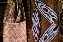 Vải và túi thổ cẩm dệt thủ công Noken của người dân Papua. (Nguồn: BBC)