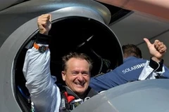 Phi công Andre Borschberg vui mừng sau khi hoàn thành chuyến bay. (Nguồn: AP)