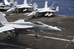 Máy bay phản lực của hải quân Mỹ cất cánh từ tàu sân bay USS George Washington. Ảnh minh họa. (Nguồn: AP) 