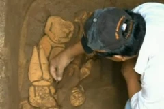 Nhà khảo cổ học đang khai quật một khu mộ cổ của người Maya được tìm thấy ở Guatemala. (Nguồn: BBC)
