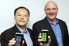 Ông Peter Chou - CEO của HTC (trái) và ông Steve Ballmer - CEO của Microsoft. (Nguồn: AP) 