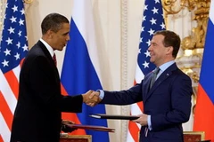 Tổng thống Nga Dmitry Medvedev (phải) và Tổng thống Mỹ Barack Obama sau khi ký hiệp ước mới về hạn chế vũ khí tiến công chiến lược hôm 8/4/2010. (Nguồn: AFP/TTXVN)
