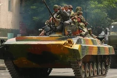 Xe bọc thép trên đường phố ở thành phố Osh ngày 11/6 sau khi tại đây xảy ra các vụ bạo lực. (Nguồn: AFP/TTXVN)