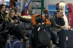 Hành khách ngồi chờ tại sân bay quôc tế Sheremetievo của Nga sau khi các chuyến bay đến và đi bị hủy bỏ hôm 18/4. Ảnh minh họa. (Nguồn: AFP/TTXVN)