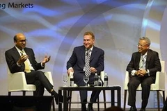 Ông Tharman (bên trái) và ông Shuvalov (ở giữa) tham gia đối thoại tại Diễn đàn doanh nghiệp Singapore-Nga lần thứ bảy ngày 25/9. (Nguồn: straitstimes)