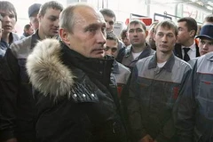 Ông Putin với các công nhân ở Vladivostok. (Nguồn: Internet).