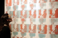 Khách tham quan chiêm ngưỡng bức tranh "Statue of Liberty" của họa sỹ Andy Warhol. (Nguồn: france24) 