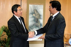 Ông Hamzah Thayeb đã trình các văn bản phê chuẩn Công ước quốc tế lên Tổng thư ký IMO, ông Koji Sekimizu (trái). (Nguồn: imo.org)