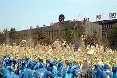 Màn “pháo hoa Coca” của các bạn học sinh Đại học Trường Xuân. (Nguồn: Internet)