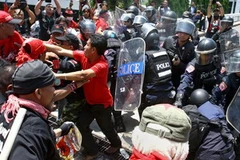 Những người biểu tình phe "áo đỏ " xung đột với cảnh sát trước tòa nhà Quốc hội. Ảnh minh họa. (Nguồn: AFP/TTXVN)