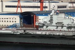 Tàu sân bay đầu tiên của Trung Quốc Liêu Ninh đậu gần cơ sở hải quân ở Đại Liên. (Nguồn: AFP)