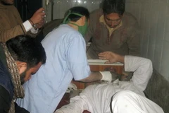 Nạn nhân của một vụ đánh bom liều chết tại Pakistan được cấp cứu tại bệnh viện. Ảnh minh họa. (Nguồn: AFP/TTXVN)