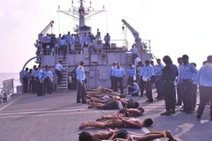 Bắt giữ cướp biển. (Nguồn: THX/TTXVN)