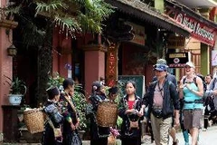 Khách du lịch nước ngoài tham quan Sa Pa. (Ảnh: Thanh Hà/TTXVN)