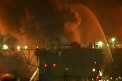 Đội cứu hỏa đang cố gắng dập lửa trên tàu Yekaterinburg. (Nguồn: RIA Novosti)