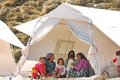 Người dân ở tạm trong lều bạt sau khi bị mất nhà cửa trong trận động đất ở Ahar, Tây Bắc Iran ngày 13/8. (Nguồn: THX/TTXVN)