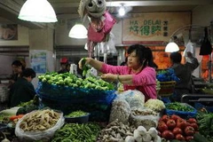 Rau củ được bán tại một khu chợ ở Thượng Hải ngày 18/10. (Nguồn: AFP/TTXVN)