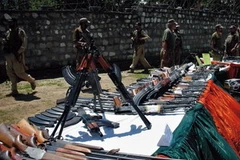 Binh sĩ Pakistan gác bên số vũ khí tịch thu từ các phiến quân tại Tây Bắc nước này. Ảnh minh họa. (Nguồn: AFP/TTXVN) 