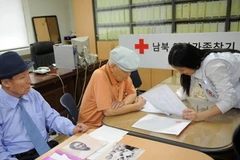 Các cụ già Hàn Quốc đăng ký tham gia chương trình đoàn tụ gia đình tại văn phòng Hội Chữ thập Đỏ ở Seoul ngày 13/9. Ảnh minh họa. (Nguồn: AFP/TTXVN)