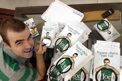 Joe ký tặng độc giả. (Nguồn: vietnamnet)