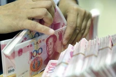 Kiểm đồng Nhân dân tệ tại một ngân hàng ở tỉnh Hải Nam, Trung Quốc. (Nguồn: THX/TTXVN) 