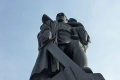 Bức tượng nổi bật trong quần thể Đài tưởng niệm tại công viên Treptower ở Berlin. (Nguồn: Internet)
