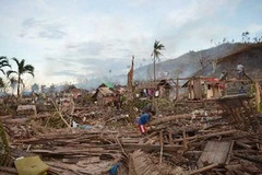 Người dân sửa chữa lại nhà cửa sau cơn bão Bopha tại Boston, tỉnh Davao Oriental, Philippines ngày 11/12. (Nguồn: AFP/TTXVN)