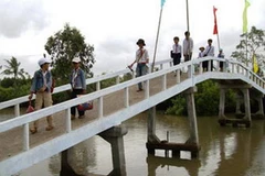 Cầu nông thôn Kinh Xáng đã hoàn thành giúp các em học sinh thuận lợi đi đến trường. (Ảnh: baoanhdatmui.vn)