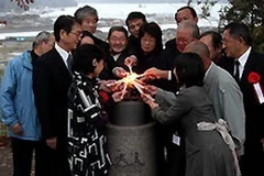 “Ánh sáng hy vọng Otsuchi 11/3” đang được thắp lên từ ánh sáng của ngọn đèn trong động đất Kobe năm 1995. (Nguồn: Mainichi Shimbun)