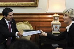 Bộ trưởng Tài chính Bồ Đào Nha Vitor Gaspar (trái) trình dự thảo ngân sách lên Chủ tịch Thượng viện, bà Assuncao Esteves ngày 15/10. (Nguồn: AFP/ TTXVN)