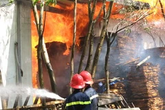 Chữa chay tại Công ty Sao Nam. (Ảnh: Dương Chí Tưởng/Vietnam+)