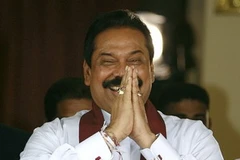 Tổng thống Mahinda Rajapakse sau khi tái đắc cử cương vị tổng thống Sri Lanka. (Ảnh: Reuters)