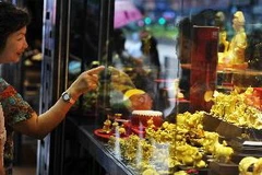 Tại cửa hàng bán vàng trang sức ở Hong Kong, Trung Quốc. (Nguồn: AFP/TTXVN)