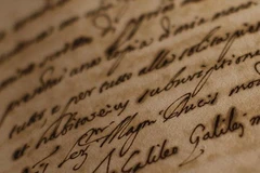 Chữ ký của Galilei trên tài tiệu được trưng bày tại cuộc triển lãm. (Nguồn: Reuters)