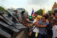 Cảnh sát xung đột với những người biểu tình ở Bangkok ngày 24/11. (Nguồn: THX/TTXVN)