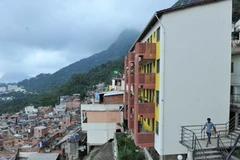 Những khu chung cư mới được xây dựng tại khu nhà ổ chuột Santa Marta ở Rio De Janeiro, Brazil. Ảnh minh họa. (Nguồn: THX/TTXVN)