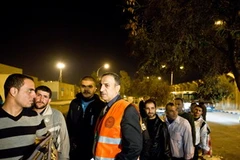 Quan sát viên thuộc Liên đoàn Arập (áo vàng) ở Damascus ngày 15/1. (Nguồn: THX/TTXVN) 