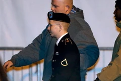 Binh nhì Bradley Manning được hộ tống bên ngoài Tòa án ngày 27/11. (Nguồn: AP)
