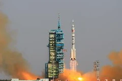 Tên lửa đẩy Trường Chinh- 2F mang theo tàu vũ trụ Thần Châu-9 rời bệ phóng tại trung tâm Cửu Tuyền ngày 16/6. (Nguồn: THX/TTXVN)