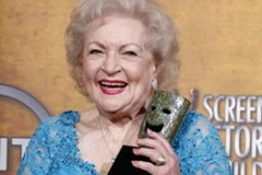 Nghệ sĩ Betty White với giải thưởng 'Thành tựu trọn đời". (Ảnh: mjtimes.sk.ca)