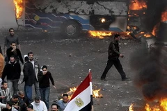 Những người biểu tình đốt xe ôtô tại thành phố cảng Alexandria, Ai Cập. (Nguồn: AFP/TTXVN)