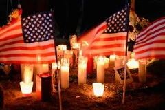 Thắp nến tưởng nhớ các nạn nhân vụ xả súng tại Aurora ngày 20/7. (Nguồn: AFP/TTXVN)