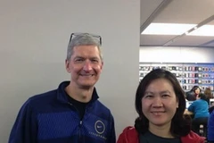 CEO Apple Tim Cook chụp ảnh với người hâm mộ ở Bắc Kinh. (Nguồn: Weibo)