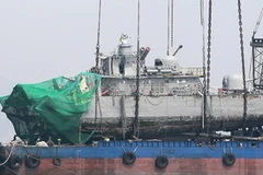 Trục vớt phần đuôi tàu PCC-772 Cheonan. (Nguồn: AFP/TTXVN)