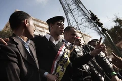 Các cảnh sát biểu tình bên ngoài Bộ Nội vụ ở Cairo đòi tăng lương ngày 13/2. (Nguồn: AFP/TTXVN)